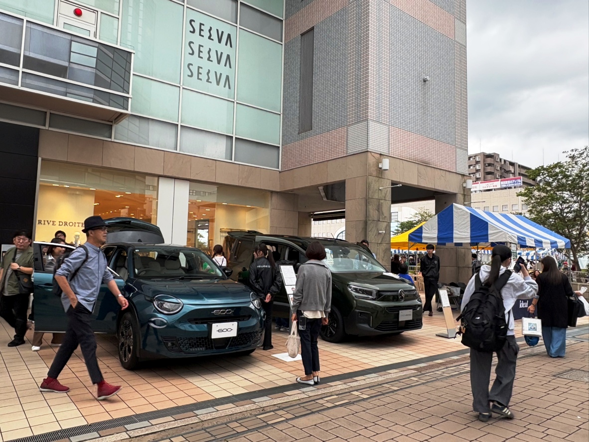 株式会社イデアルが泉マルシェにて車両展示している様子。